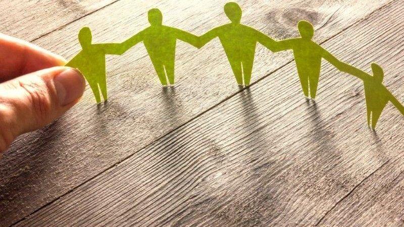 Figurines en papier se tenant la main