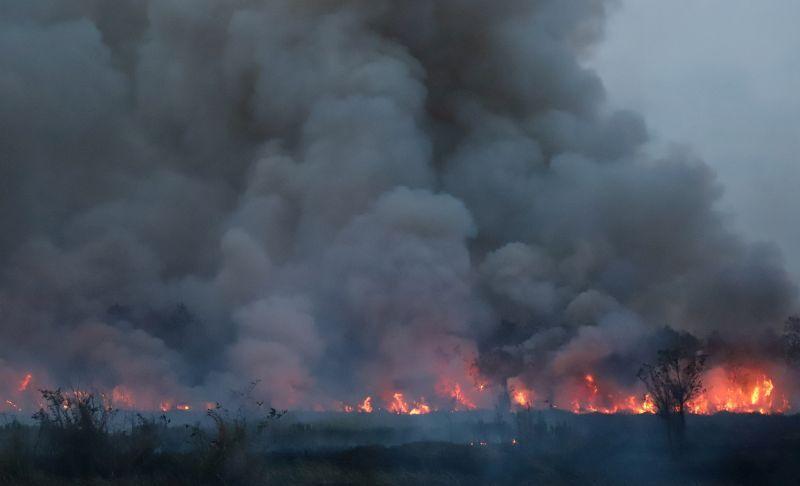 Épaisse fumée noire à la suite d'un incendie